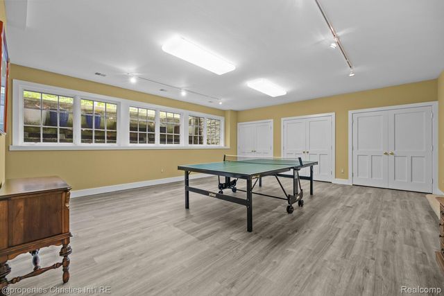 1041 Greentree Road, Bloomfield Hills, MI 48304