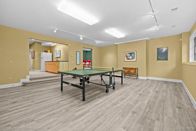 1041 Greentree Road, Bloomfield Hills, MI 48304