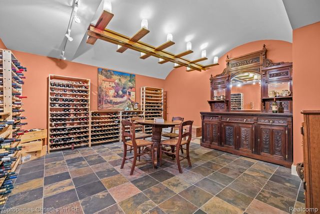 1041 Greentree Road, Bloomfield Hills, MI 48304