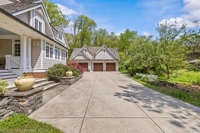 1041 Greentree Road, Bloomfield Hills, MI 48304