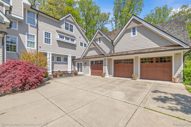 1041 Greentree Road, Bloomfield Hills, MI 48304