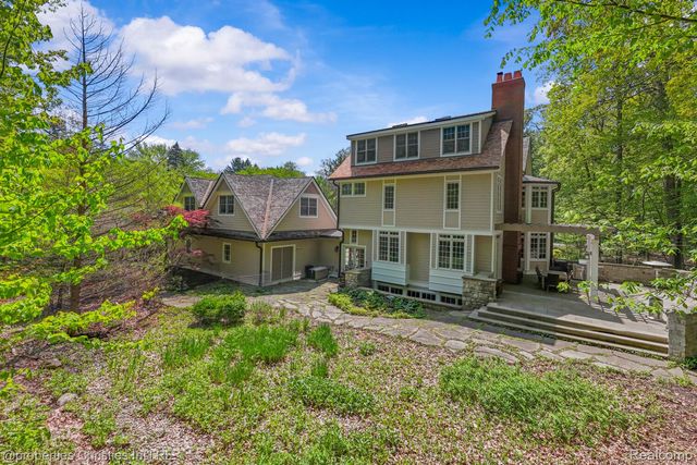 1041 Greentree Road, Bloomfield Hills, MI 48304