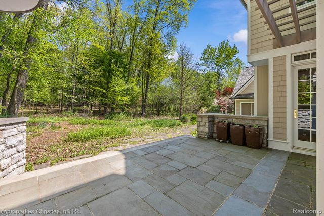 1041 Greentree Road, Bloomfield Hills, MI 48304