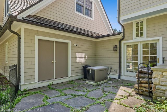 1041 Greentree Road, Bloomfield Hills, MI 48304