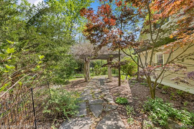 1041 Greentree Road, Bloomfield Hills, MI 48304