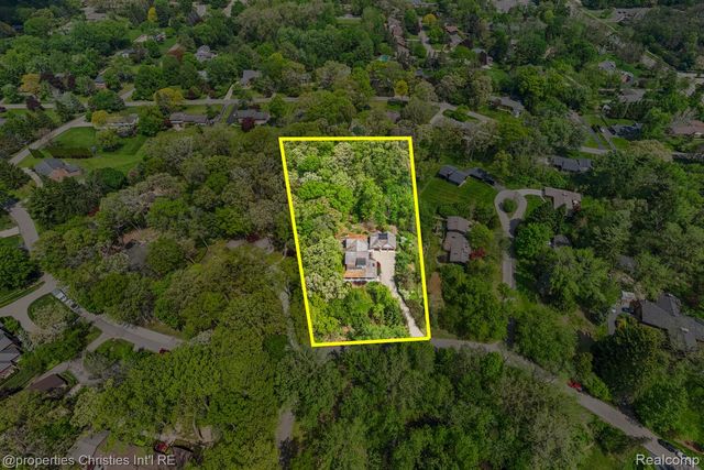 1041 Greentree Road, Bloomfield Hills, MI 48304