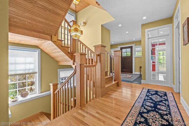 1041 Greentree Road, Bloomfield Hills, MI 48304