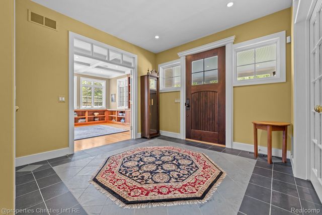 1041 Greentree Road, Bloomfield Hills, MI 48304