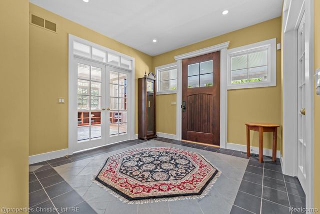 1041 Greentree Road, Bloomfield Hills, MI 48304