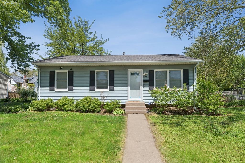 1022 W 13th Street, Davenport, IA 52804