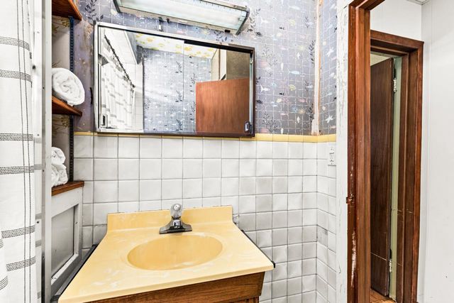 1107 E 6th St, Superior, WI 54880