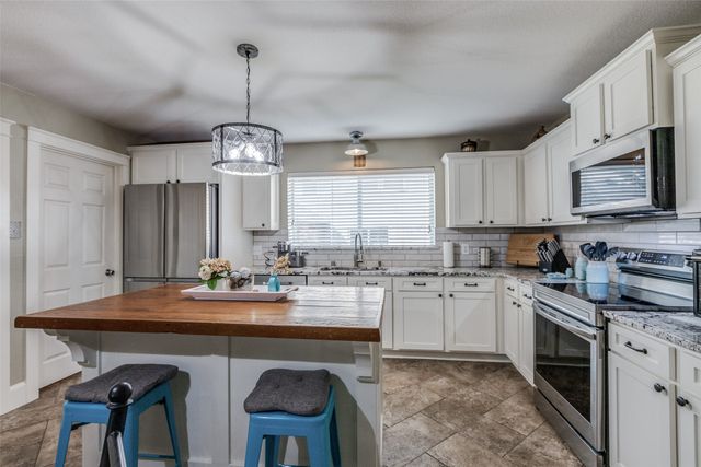 1040 Albatross Lane, Aubrey, TX 76227