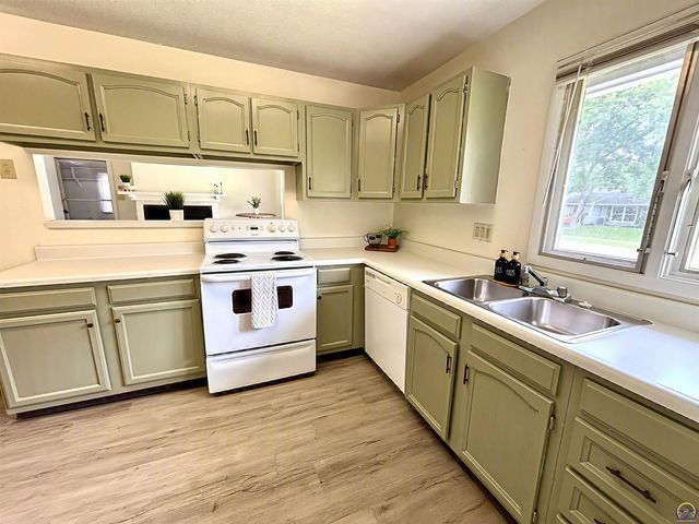 4029 SW 28th TER, Topeka, KS 66614