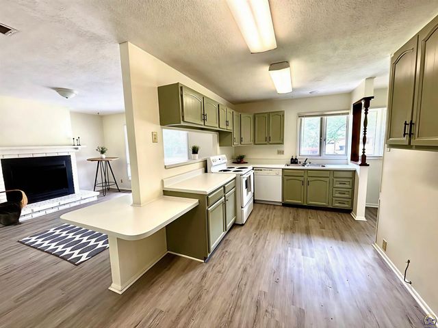 4029 SW 28th TER, Topeka, KS 66614