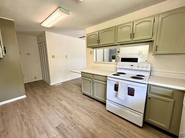 4029 SW 28th TER, Topeka, KS 66614