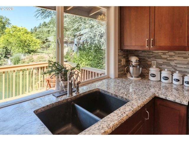 18040 ROYCE Way, Lake Oswego, OR 97034