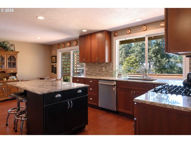 18040 ROYCE Way, Lake Oswego, OR 97034