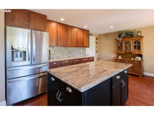 18040 ROYCE Way, Lake Oswego, OR 97034