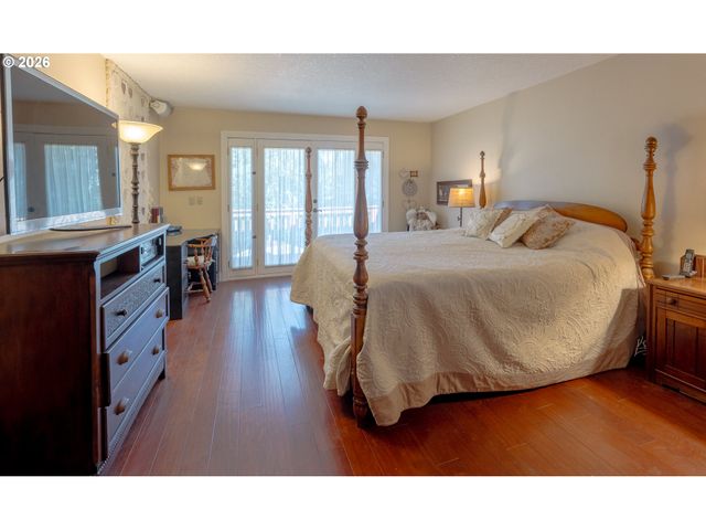 18040 ROYCE Way, Lake Oswego, OR 97034
