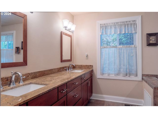 18040 ROYCE Way, Lake Oswego, OR 97034