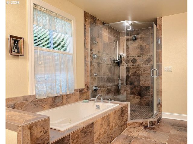 18040 ROYCE Way, Lake Oswego, OR 97034
