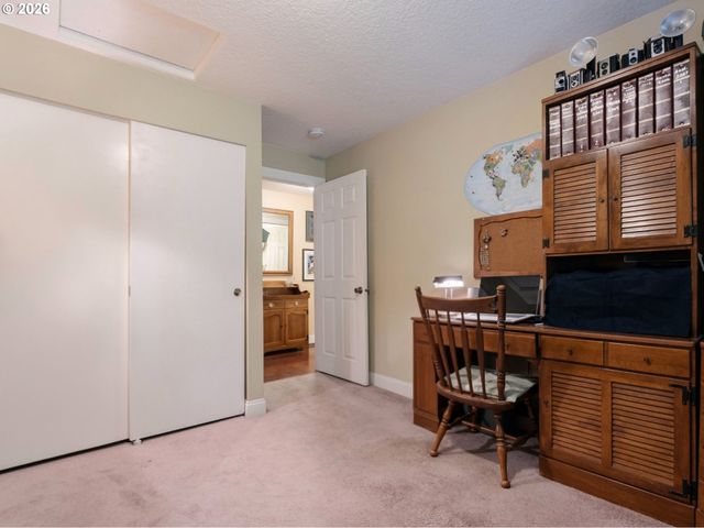 18040 ROYCE Way, Lake Oswego, OR 97034