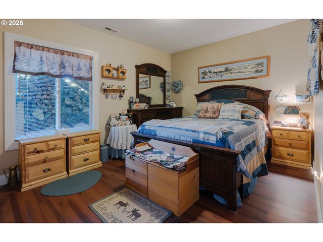 18040 ROYCE Way, Lake Oswego, OR 97034
