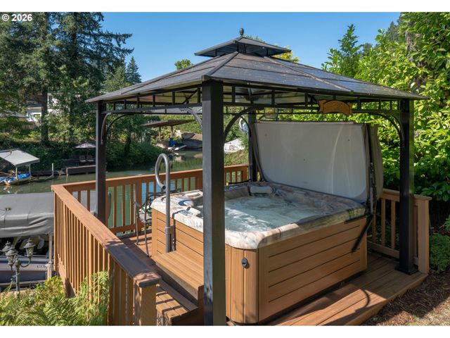 18040 ROYCE Way, Lake Oswego, OR 97034