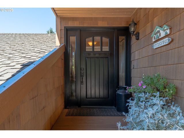 18040 ROYCE Way, Lake Oswego, OR 97034