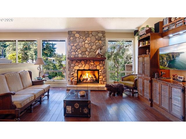 18040 ROYCE Way, Lake Oswego, OR 97034