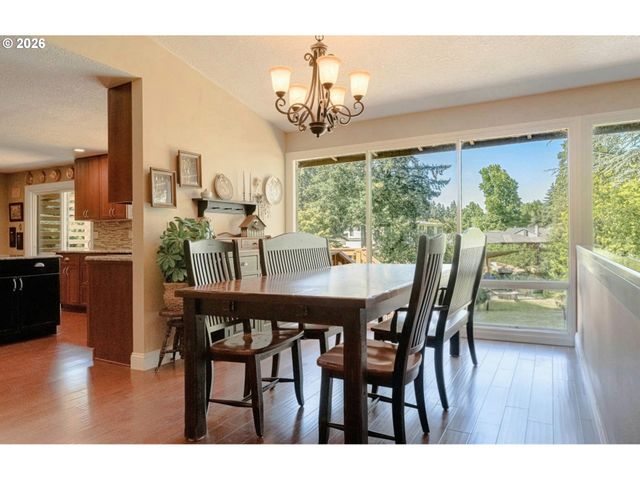 18040 ROYCE Way, Lake Oswego, OR 97034