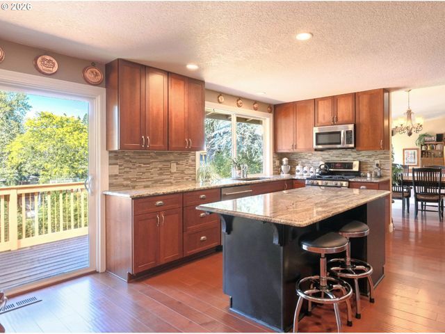 18040 ROYCE Way, Lake Oswego, OR 97034