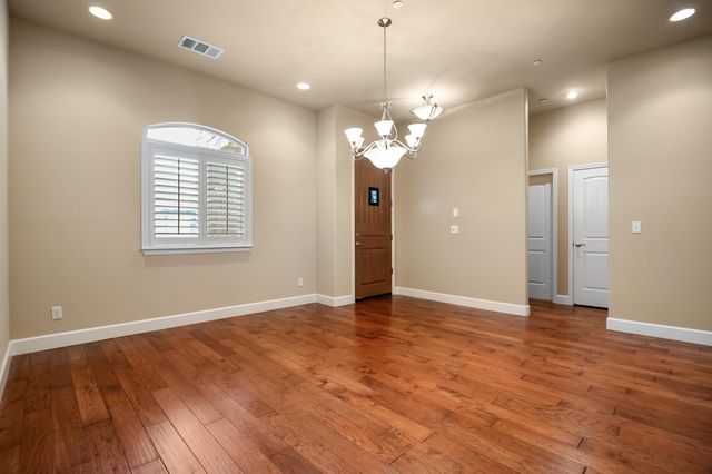 5512 W Orchard Avenue, Visalia, CA 93277