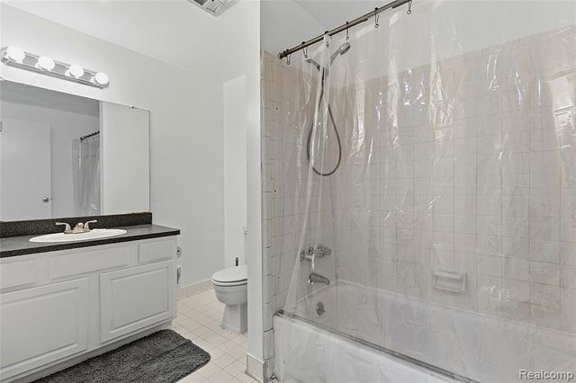 26066 Franklin Pointe Drive, Southfield, MI 48034