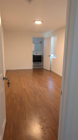 76 W 14th St, Hialeah, FL 33010