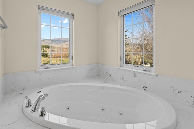 369 Meadow Drive, Ashland, OR 97520