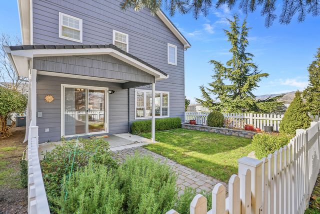 369 Meadow Drive, Ashland, OR 97520