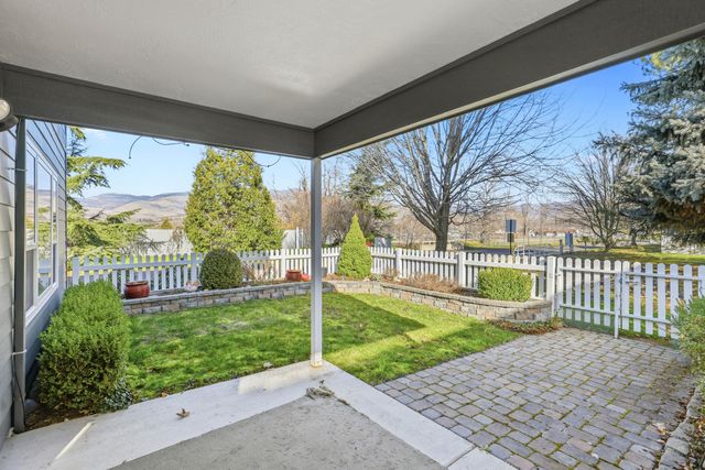 369 Meadow Drive, Ashland, OR 97520