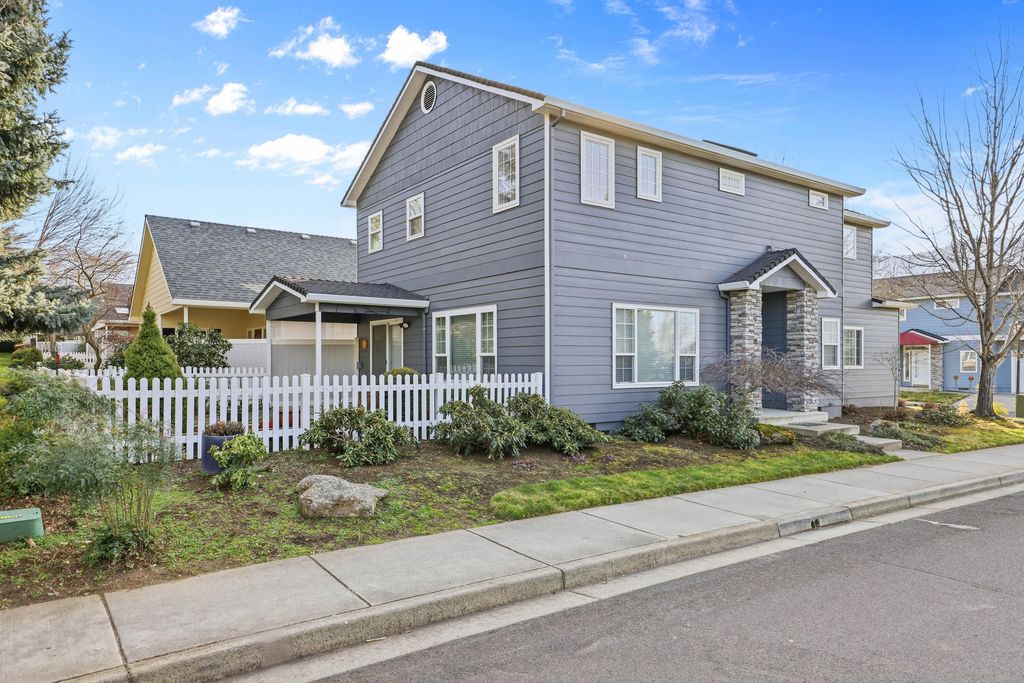 369 Meadow Drive, Ashland, OR 97520