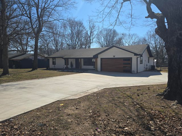 3216 W Ellison Drive, Springfield, MO 65810