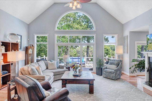 140 Peaks View DR, Moneta, VA 24121