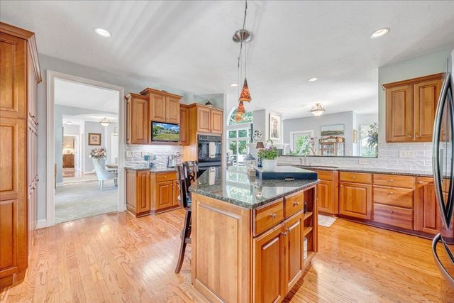 140 Peaks View DR, Moneta, VA 24121