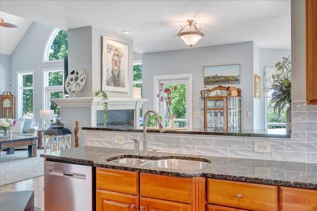 140 Peaks View DR, Moneta, VA 24121
