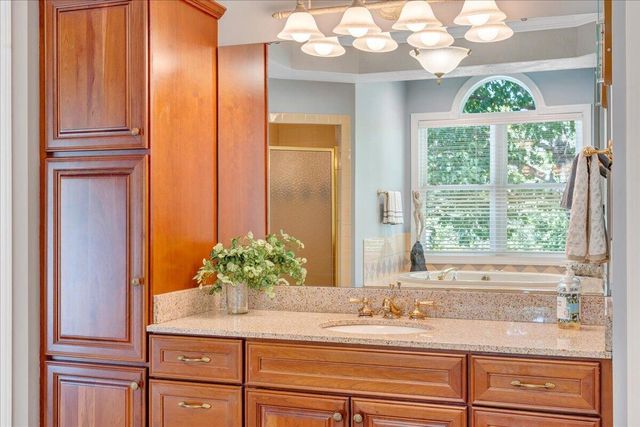 140 Peaks View DR, Moneta, VA 24121
