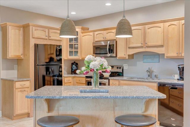 140 Peaks View DR, Moneta, VA 24121