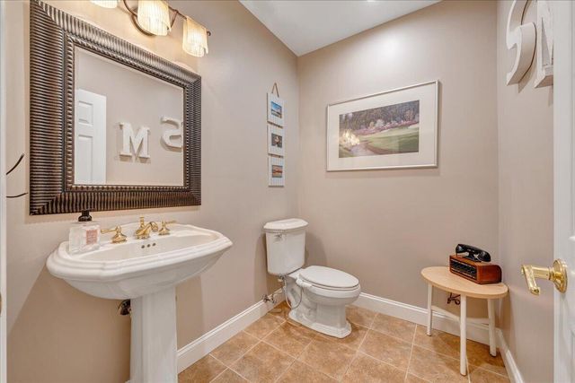 140 Peaks View DR, Moneta, VA 24121