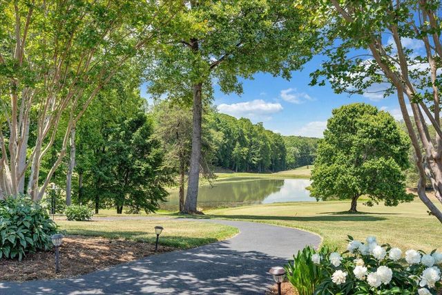 140 Peaks View DR, Moneta, VA 24121