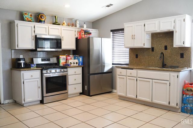 6507 Lost Canyon Court, Bakersfield, CA 93307