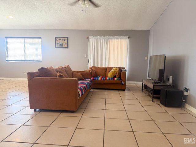 6507 Lost Canyon Court, Bakersfield, CA 93307