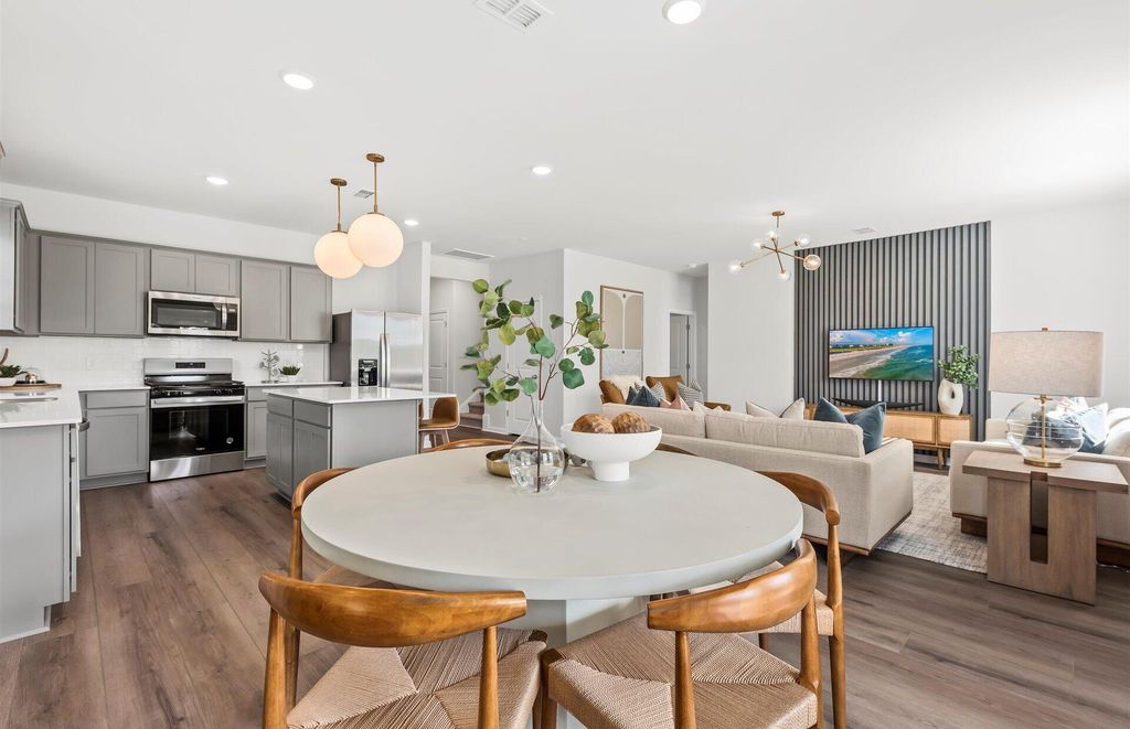 Image 8 of property listing at 856 Meadowbrook Lane, Summerville, SC 29486